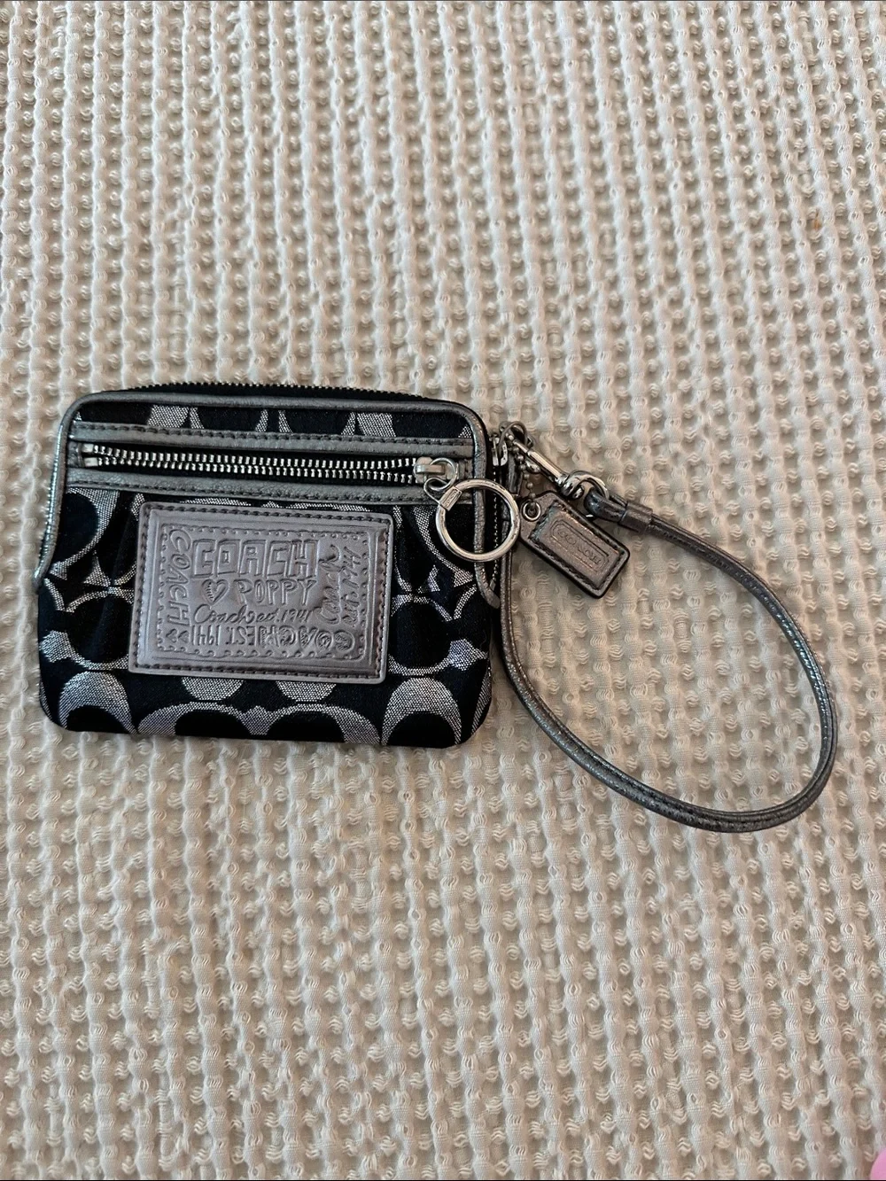 Y2K NWOT, never used.  Coach Poppy Signature Lurex Metallic Wristlet.